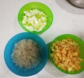 大葱半根切成葱花； 红薯粉放锅中，煮至透明变软，捞出切碎； 油条切小丁；