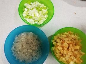 大葱半根切成葱花； 红薯粉放锅中，煮至透明变软，捞出切碎； 油条切小丁；