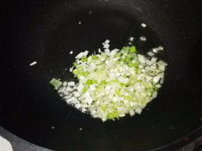 锅内再倒入适量油（胡萝卜吸油，油可以比平时炒菜多些），中火将油烧热，下葱花翻炒；