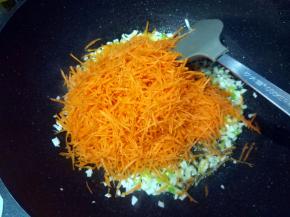 葱香味飘出后，倒入胡萝卜丝翻炒；