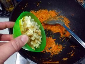 倒入油条丁翻炒；