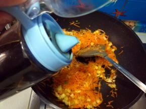 加适量生抽和蚝油，翻炒均匀；