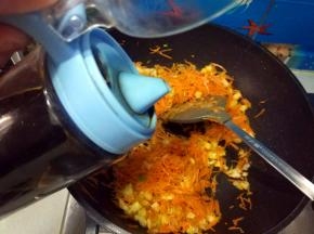 加适量生抽和蚝油，翻炒均匀；