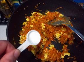 加少许盐调味，翻炒均匀后，可尝尝咸淡。做包子的馅要稍微咸点，因为包子皮厚。如果觉得馅的咸味刚好，那就再加点盐，直到觉的比平时咸些，那做包子就正好。
   炒好的馅料盛入碗中，放凉后再用。