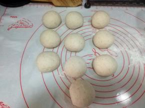 将发酵完的面团揉搓排气，直至切面无气孔。按自己习惯分成等份的剂子，我分了十份；