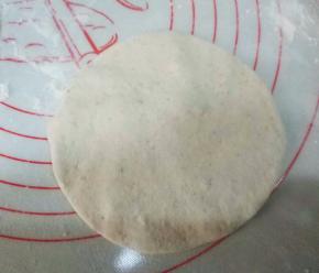 取一剂子，按扁，擀成中间厚，四边薄的圆形面片；