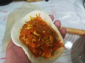 放入适量的馅料；