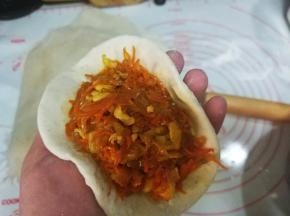 放入适量的馅料；