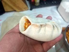 按自已习惯捏成柳叶形或圆形包子；