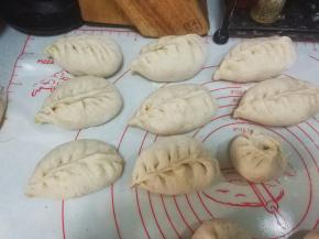 盖上保鲜膜，醒发两倍大（醒好的面团，轻按表面，可以缓慢回弹，恢复原状）； 二发一定要醒发到位，否则蒸好的包子会出现死面，发不起来的现象。