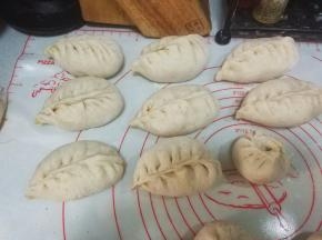 盖上保鲜膜，醒发两倍大（醒好的面团，轻按表面，可以缓慢回弹，恢复原状）； 二发一定要醒发到位，否则蒸好的包子会出现死面，发不起来的现象。