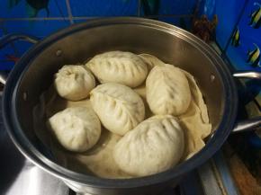 锅内注入凉水，蒸屉刷油，或垫上打湿的屉布，放上醒好的包子。大火烧开后，转中火，继续蒸分钟。关火，焖三分钟，揭锅盖。