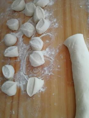 把面揉成长条，切差不多大小的剂子