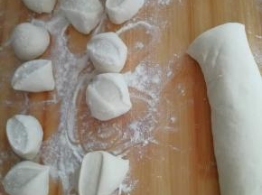 把面揉成长条，切差不多大小的剂子