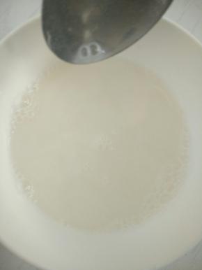 面粉和水调一碗稀汁