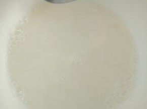 面粉和水调一碗稀汁