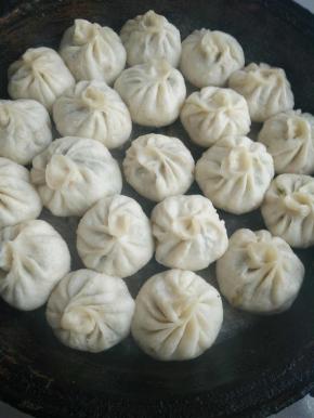 倒入平底锅中，有包子一半高度的水量就可以啦