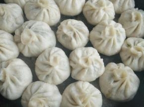 倒入平底锅中，有包子一半高度的水量就可以啦