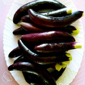 选用这种长条的小嫩茄子，洗干净。