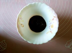 煎茄子的空隙在小碗中准备两勺盘酱，这个量就是随意了。