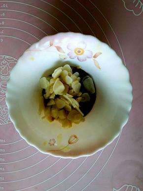 再切多一些的蒜片加进去。