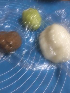 另一个面团放可可粉揉匀