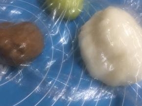 另一个面团放可可粉揉匀
