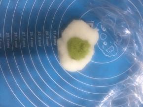 纠一小团放入抹茶粉揉匀