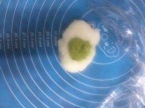 纠一小团放入抹茶粉揉匀