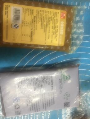 准备馅料，买的莲蓉，还有紫芋味桃山皮