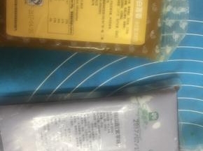 准备馅料，买的莲蓉，还有紫芋味桃山皮