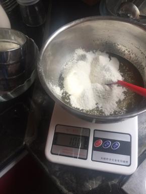 冰皮月饼预拌粉和开水1:1的比例用刮刀拌匀