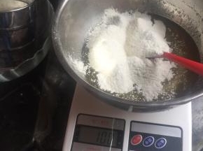 冰皮月饼预拌粉和开水1:1的比例用刮刀拌匀