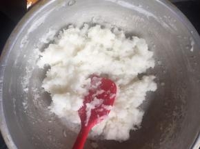 拌到不烫手时戴上手套揉面到光滑