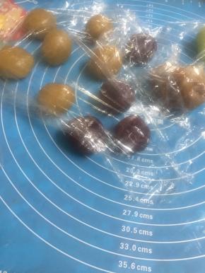 馅分成30克一个盖保鲜膜待用
