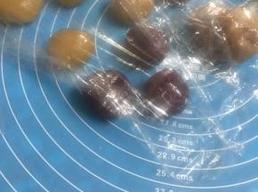 馅分成30克一个盖保鲜膜待用