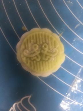 轻轻按下，一个月饼好了