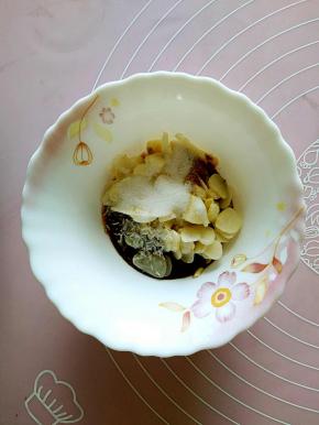 再放上一点盐，花椒粉和味精。