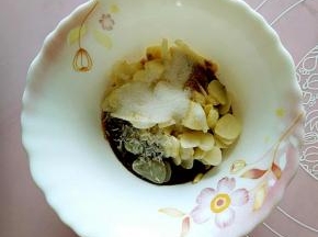 再放上一点盐，花椒粉和味精。