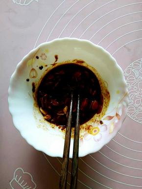 u如果酱比较干就加少一点的清水，然后搅拌均匀。