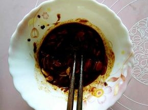 u如果酱比较干就加少一点的清水，然后搅拌均匀。
