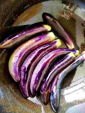 锅中的茄子要不时的翻动，总之就是保证每一个部分都煎到。