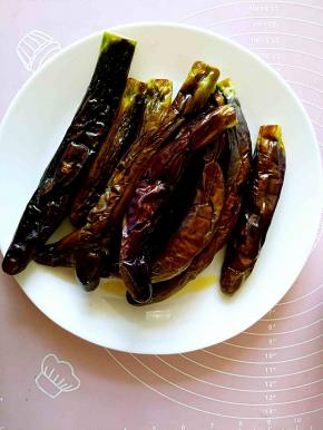 煎熟煎软之后拿出来放在盘子里面备用，继续煎剩下的。