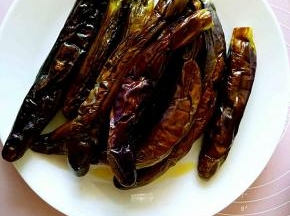 煎熟煎软之后拿出来放在盘子里面备用，继续煎剩下的。