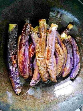 在所有的茄子多煎好之后，再把所有的茄子都倒入锅中。