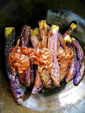 把之前兑好的酱汁倒在茄子上面。