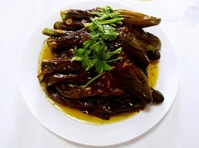 大约两三分钟左右就可以出锅装盘了，撒上一点香菜段，这道菜的最佳拍档就是大蒜瓣，吃一口茄子咬一口蒜，而且最好是搭配过水面条吃，味道真的是美极了