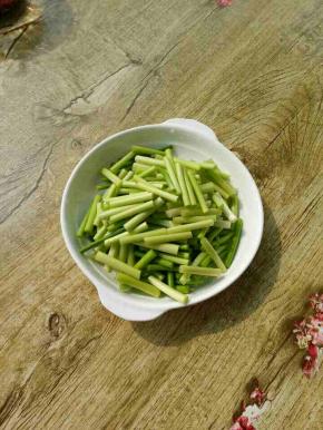 把蒜苔去头去尾切成段
