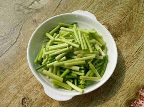 把蒜苔去头去尾切成段
