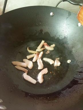 热锅凉油，下猪肥肉煸出油脂。